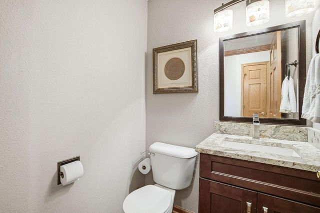 202 Stocks DRIVE, Delafield, WI 53018