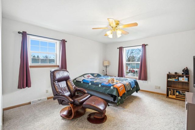 202 Stocks DRIVE, Delafield, WI 53018