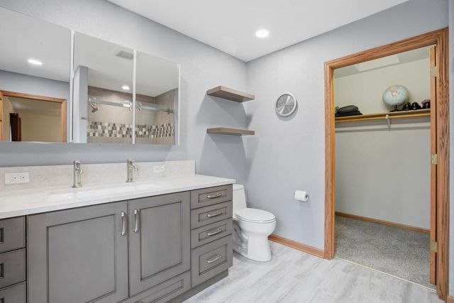 202 Stocks DRIVE, Delafield, WI 53018