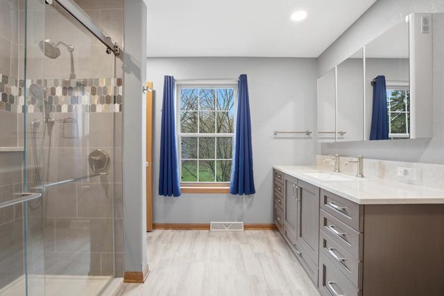 202 Stocks DRIVE, Delafield, WI 53018