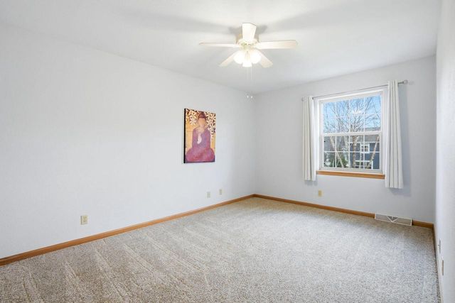 202 Stocks DRIVE, Delafield, WI 53018