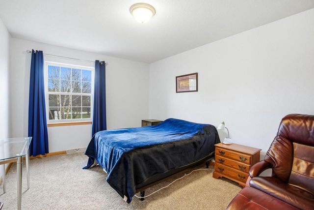 202 Stocks DRIVE, Delafield, WI 53018