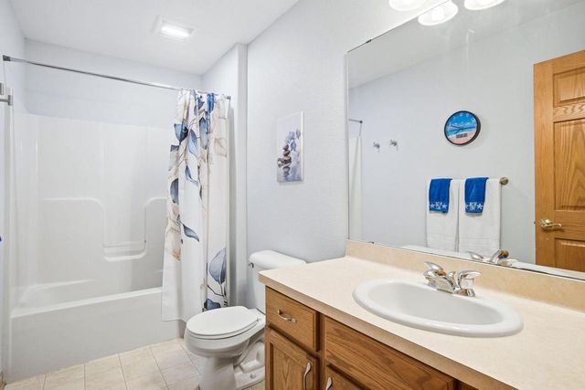 202 Stocks DRIVE, Delafield, WI 53018