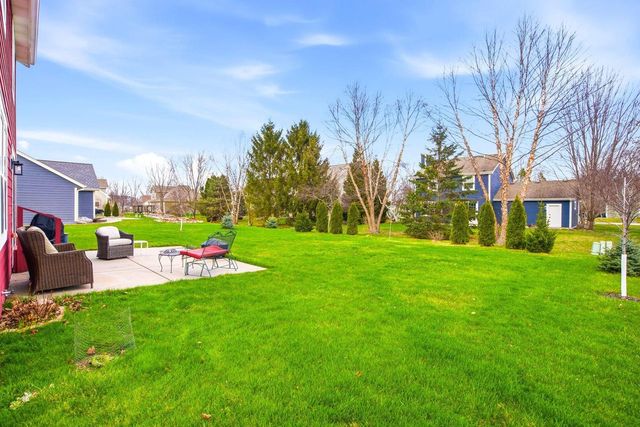 202 Stocks DRIVE, Delafield, WI 53018