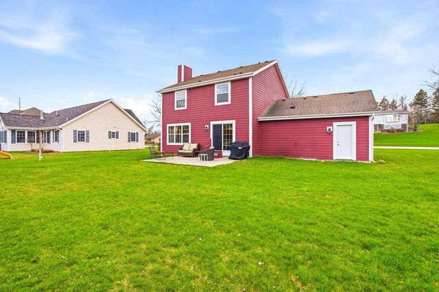 202 Stocks DRIVE, Delafield, WI 53018