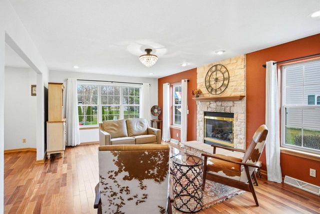 202 Stocks DRIVE, Delafield, WI 53018