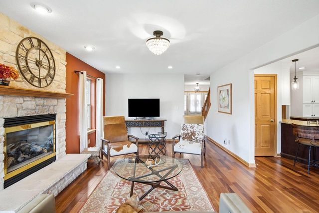 202 Stocks DRIVE, Delafield, WI 53018