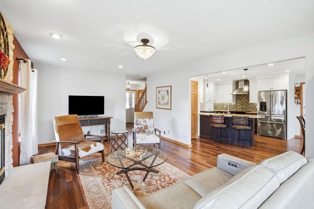 202 Stocks DRIVE, Delafield, WI 53018