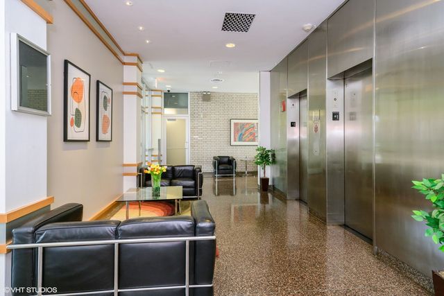 601 E 32nd Street PH5, Chicago, IL 60616