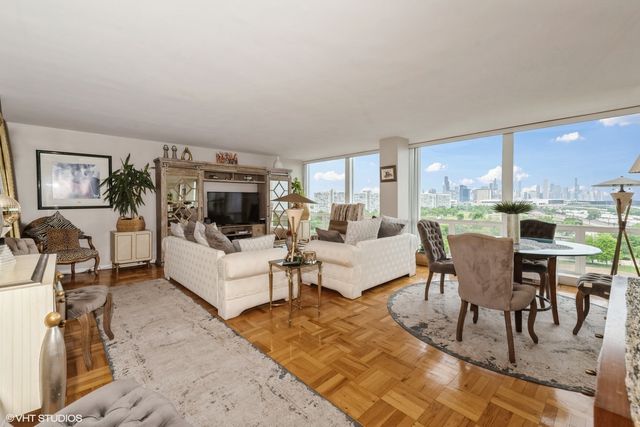 601 E 32nd Street PH5, Chicago, IL 60616