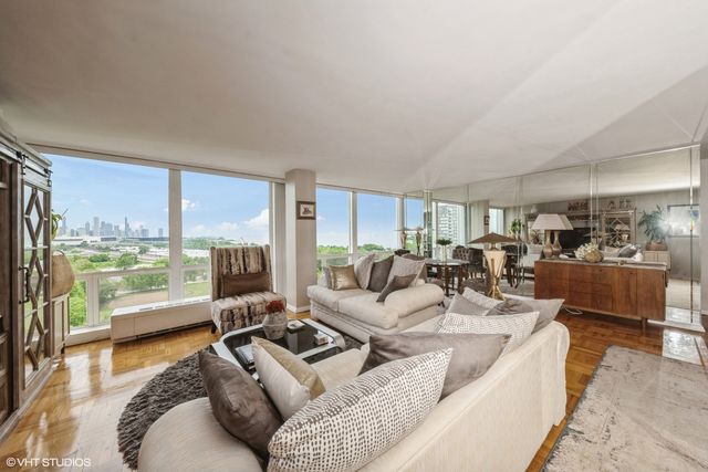 601 E 32nd Street PH5, Chicago, IL 60616