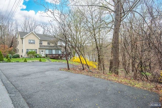 10 Leonard Avenue, West Milford, NJ 07480