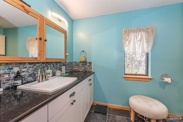 10 Leonard Avenue, West Milford, NJ 07480