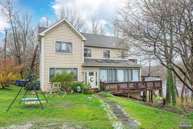 10 Leonard Avenue, West Milford, NJ 07480