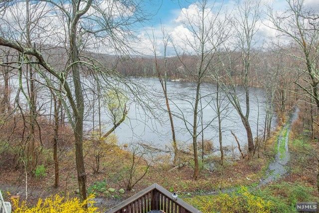 10 Leonard Avenue, West Milford, NJ 07480