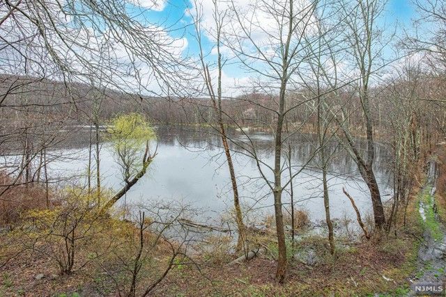 10 Leonard Avenue, West Milford, NJ 07480