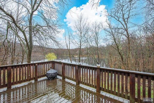 10 Leonard Avenue, West Milford, NJ 07480