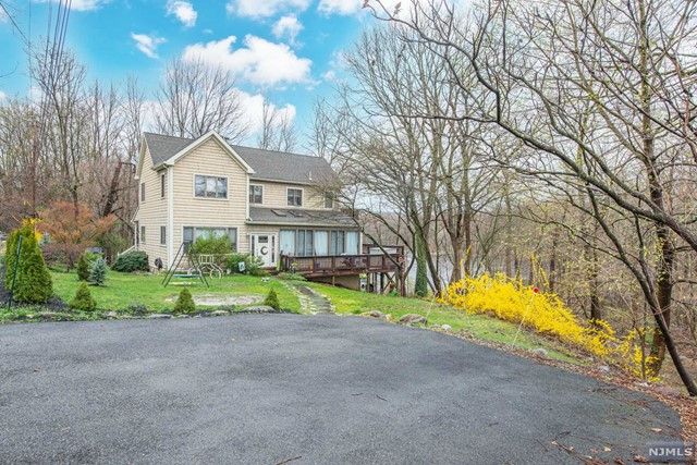 10 Leonard Avenue, West Milford, NJ 07480