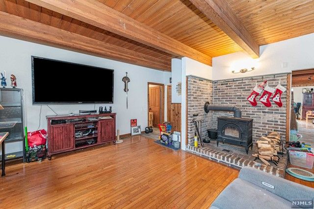 10 Leonard Avenue, West Milford, NJ 07480