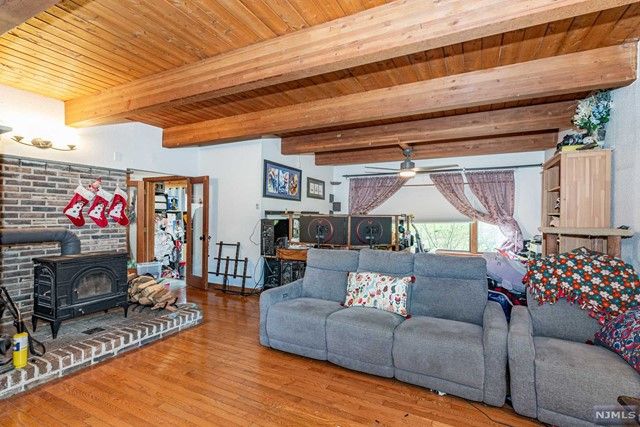 10 Leonard Avenue, West Milford, NJ 07480