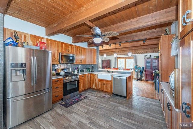 10 Leonard Avenue, West Milford, NJ 07480