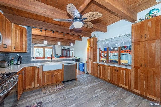 10 Leonard Avenue, West Milford, NJ 07480
