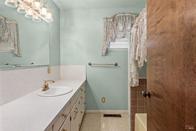 506 La Tierra Dr, Angwin, CA 94508