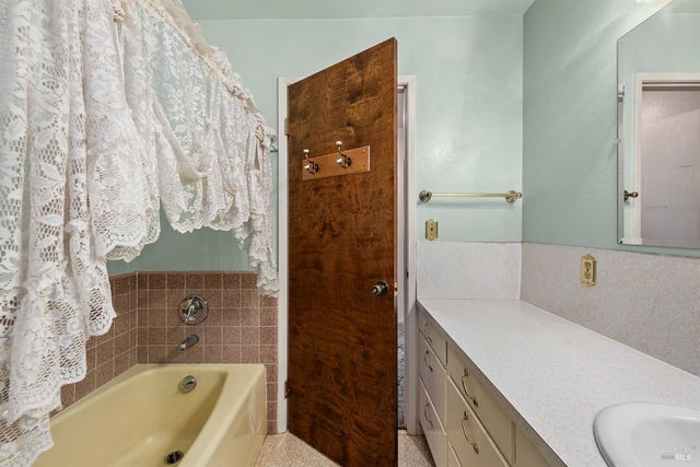 506 La Tierra Dr, Angwin, CA 94508