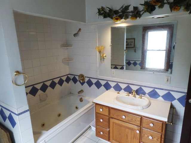 132 Carroll St, Springfield, MA 01108