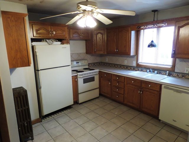 132 Carroll St, Springfield, MA 01108