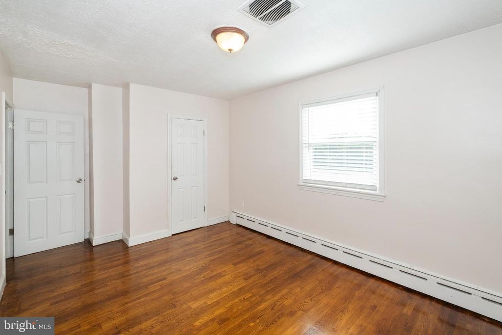 Image 6 of property listing at 5616 MARLBORO PIKE, District Heights, MD 20747