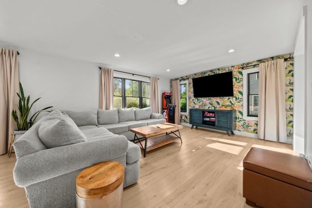 53 Cranmore Rd, Braintree, MA 02184