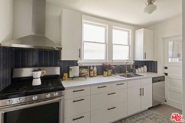 2955 8th Avenue, Los Angeles, CA 90018