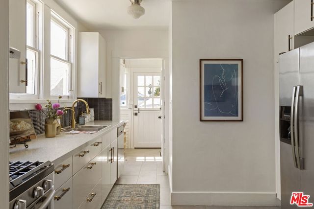 2955 8th Avenue, Los Angeles, CA 90018