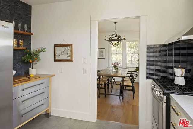 2955 8th Avenue, Los Angeles, CA 90018