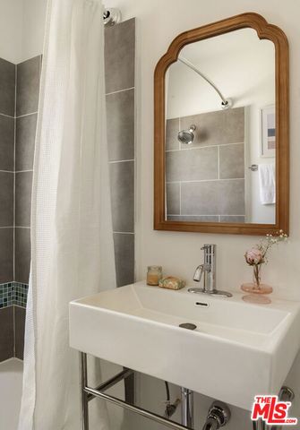 2955 8th Avenue, Los Angeles, CA 90018