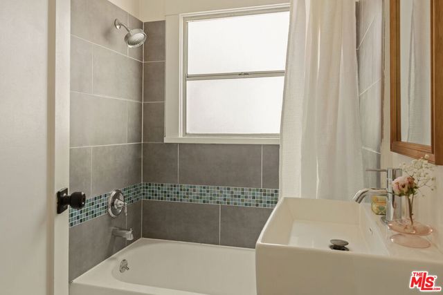 2955 8th Avenue, Los Angeles, CA 90018