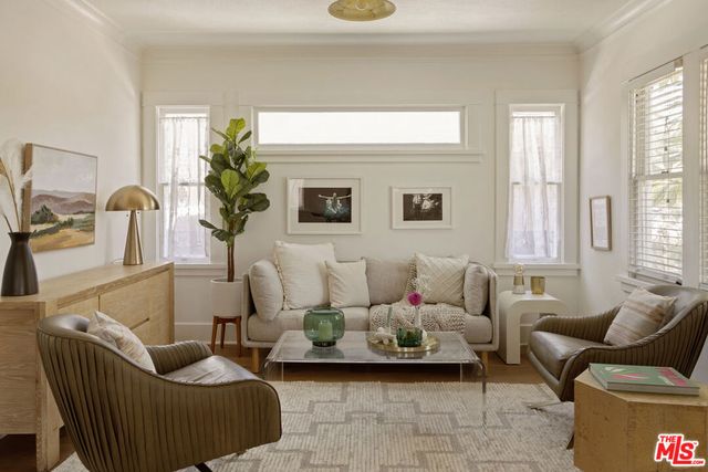 2955 8th Avenue, Los Angeles, CA 90018
