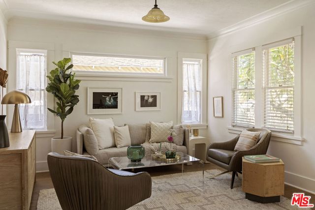 2955 8th Avenue, Los Angeles, CA 90018