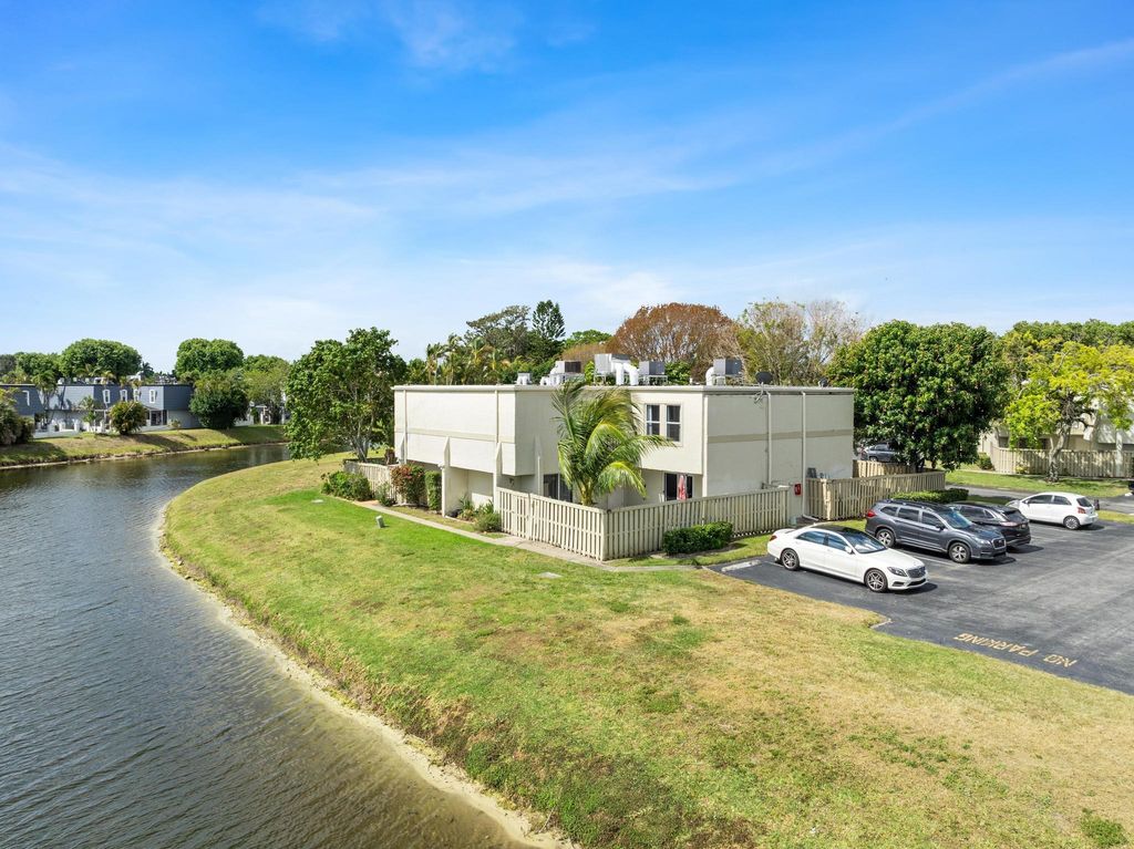 Image 2 of property listing at 12128 Regal Court E, Wellington, FL 33414