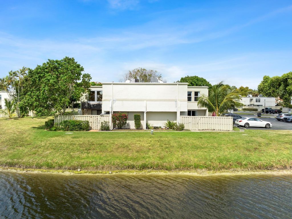 Image 3 of property listing at 12128 Regal Court E, Wellington, FL 33414