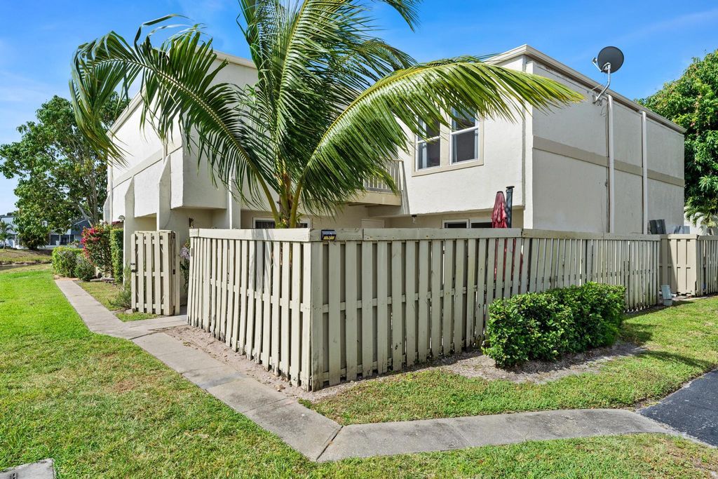 Image 4 of property listing at 12128 Regal Court E, Wellington, FL 33414