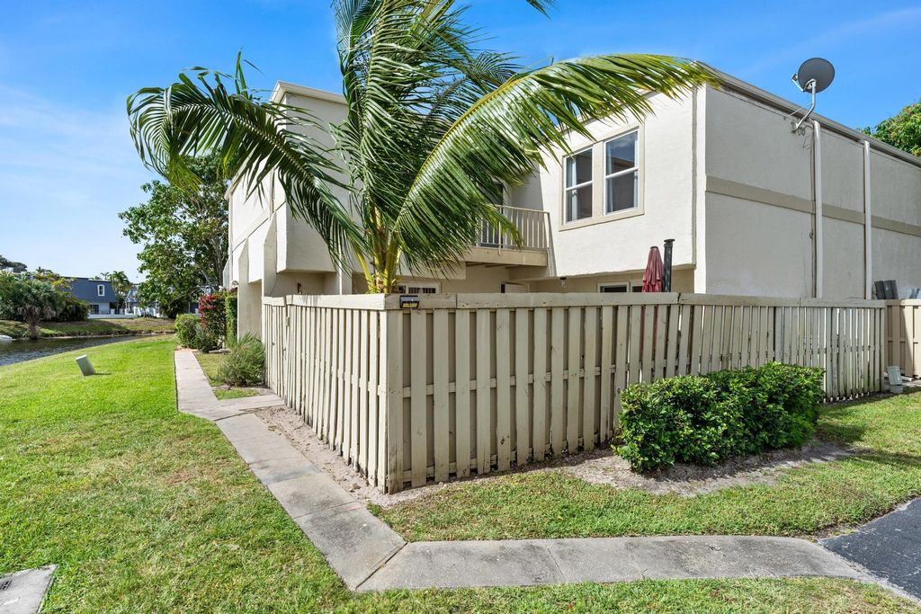 Image 5 of property listing at 12128 Regal Court E, Wellington, FL 33414
