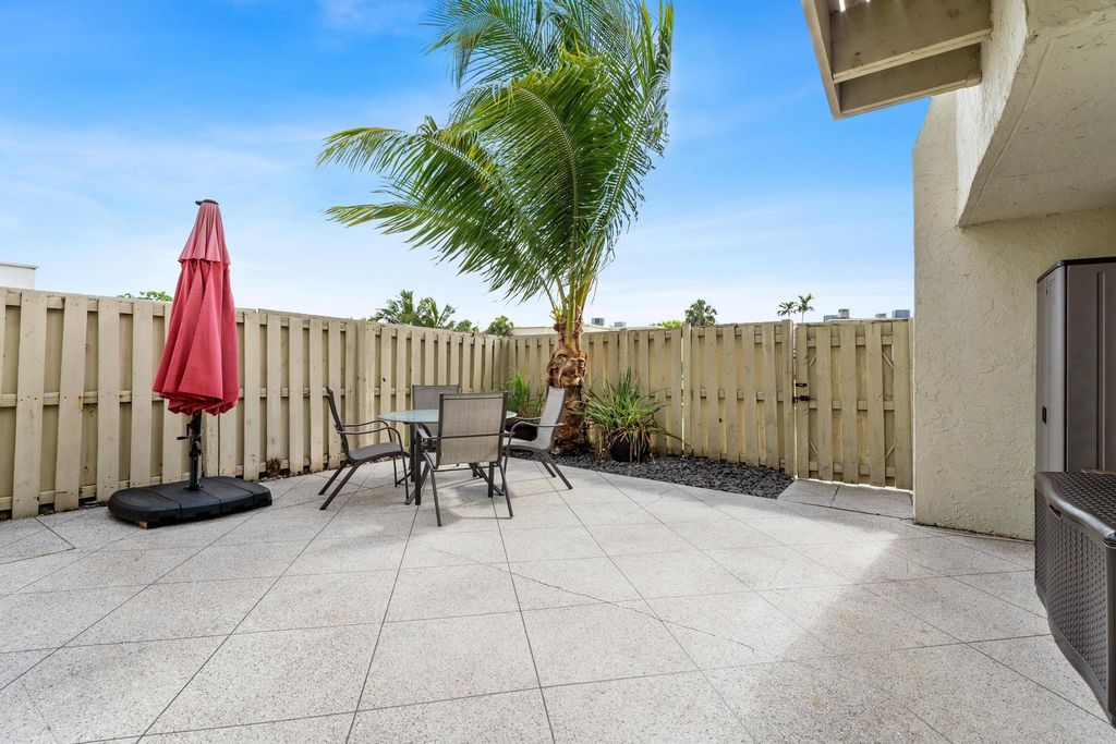 Image 6 of property listing at 12128 Regal Court E, Wellington, FL 33414