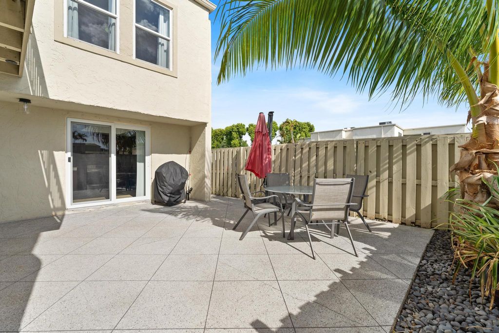 Image 7 of property listing at 12128 Regal Court E, Wellington, FL 33414