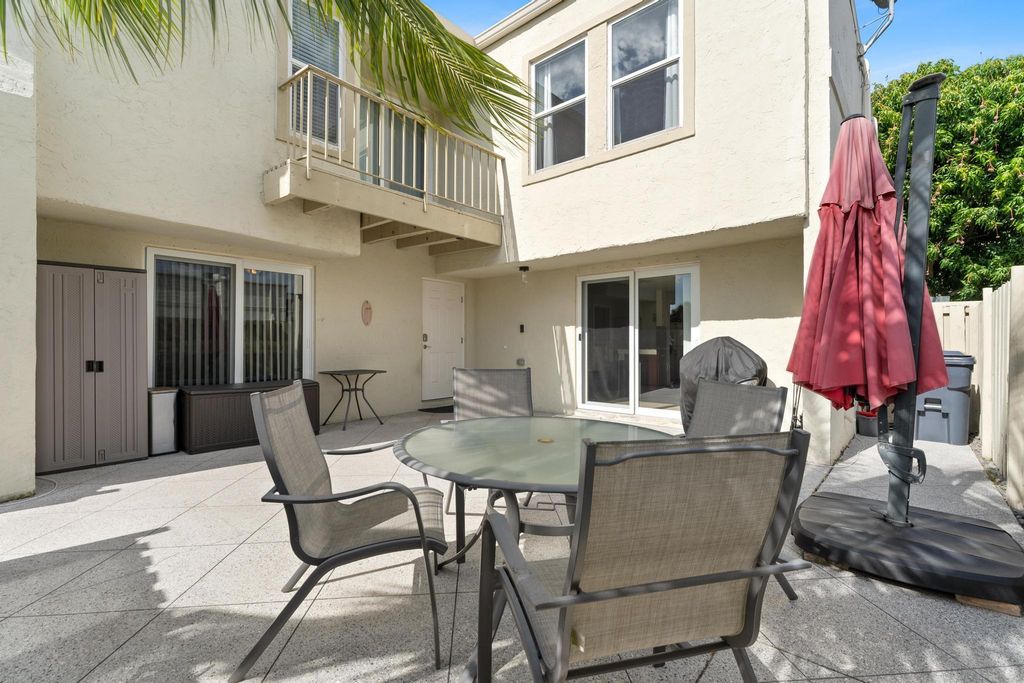 Image 8 of property listing at 12128 Regal Court E, Wellington, FL 33414