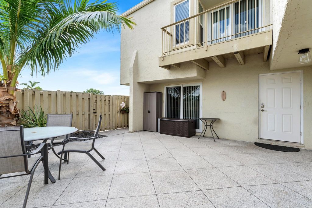 Image 9 of property listing at 12128 Regal Court E, Wellington, FL 33414