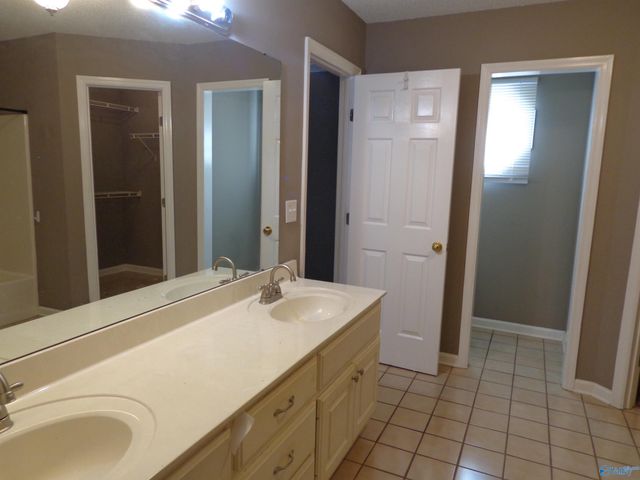 902 Bellemeade Street, Hartselle, AL 35640