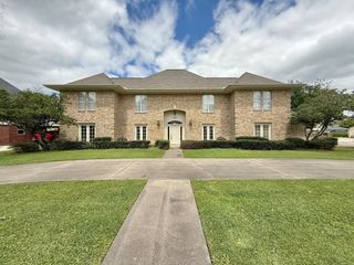 302 Buckingham Drive, Port Neches, TX 77651