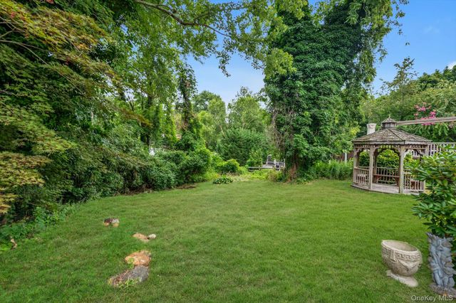 120 Glenwood Road, Glenwood Landing, NY 11547